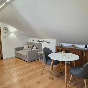  Apartament Lovely Attic Apartman-melani